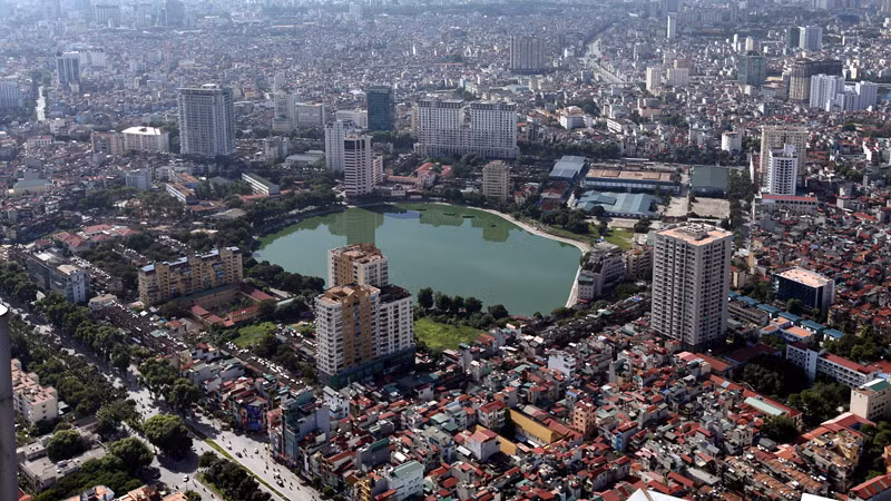 Với mật độ dân cư cũng như các công trình xây dựng ngày càng dày đặc, hồ Giảng Võ bên phố Ngọc Khánh và Trần Huy Liệu càng trở nên quý giá như một chiếc "điều hòa" không khí tự nhiên của khu vực.