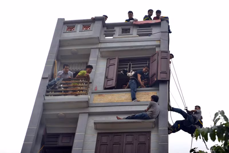Sáng 5/7, người dân phố An Hòa, phường Mộ Lao (Hà Đông - Hà Nội) phát hiện một người đàn ông ngồi trên ô-văng cửa sổ tầng 4 ngôi nhà 5 tầng trong tình trạng không tỉnh táo, phía trong nhà nhiều người bạn đang khuyên can.