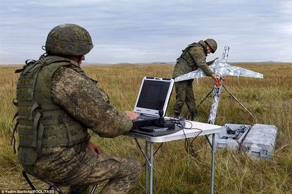 Nếu như Okhotnik được xem như một trong những chiếc máy bay không người lái (UAV) hạng nặng ứng dụng công nghệ của Su-57 thì cũng có một phiên bản UAV hạng nhẹ thừa hưởng công nghệ của máy bay tàng hình này đang phục vụ trong quân đội Nga, đó là Eleron với nhiều phiên bản khác nhau.