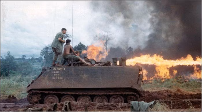 M132A1 Zippo được thiết kế với một tháp pháo nhỏ bố trí chính giữa nóc xe có góc nâng hạ 55 độ theo trục dọc, gắn trên đó là súng phun lửa M10-8 cùng khẩu đại liên đồng trục 7,62 mm M73.