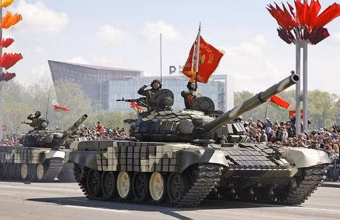 “Ngoài ra không rõ tại sao ông Lukashenko lại tỏ ra đầy lo lắng như trên khi sở hữu lực lượng thiết giáp mạnh hơn nhiều, đủ sức đè bẹp Litva, Latvia và một phần của Ba Lan”, chuyên gia Nga lưu ý.
