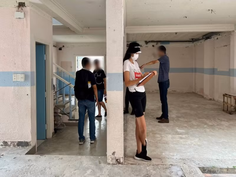Khác với vẻ sành điệu thường thấy, khi đi công trình, Lê Hoàng Phương diện trang phục đơn giản. Ảnh: Phụ Nữ Mới.