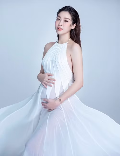 Tháng 7 vừa qua, nhiều nguồn tin cho hay Đỗ Mỹ Linh hạ sinh con gái đầu lòng được gần 1 tháng. Ảnh: FBNV.