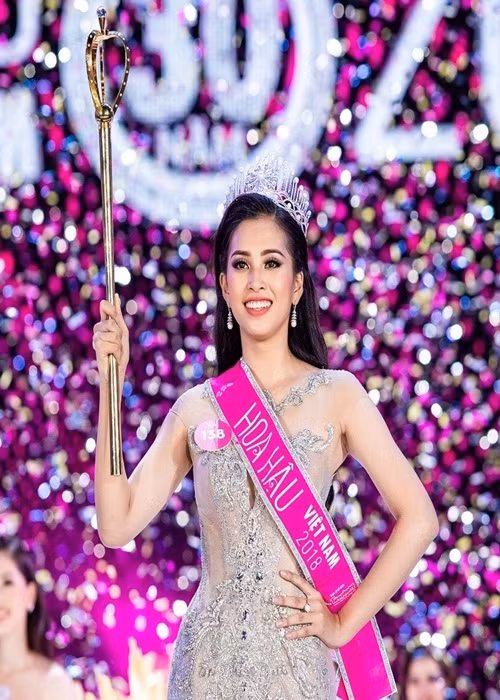 Ngay khi giành vương miện, Tiểu Vy được truyền thông quốc tế đánh giá cao nhan sắc. Koreaboo - trang thông tin Hàn Quốc đăng tải bài viết với tiêu đề “Tân Hoa hậu Việt Nam khiến mọi người sững sờ trước nhan sắc xinh đẹp”. Trong bài viết, Koreaboo cho hay, trên sân khấu, Hoa hậu Tiểu Vy là nữ hoàng nhan sắc. Trang tin còn đăng tải hình ảnh đời thường của Tiểu Vy kèm lời khen cô là nữ sinh viên 18 tuổi vô cùng trẻ trung, đáng yêu. Ảnh: Hoa hậu Việt Nam.