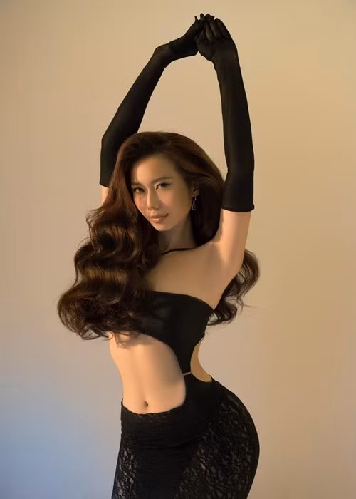Hà Phương cao 1m70, có số đo ba vòng 82-62-95 cm. Cô thành thạo tiếng Anh và tiếng Pháp. Ảnh: FBNV.