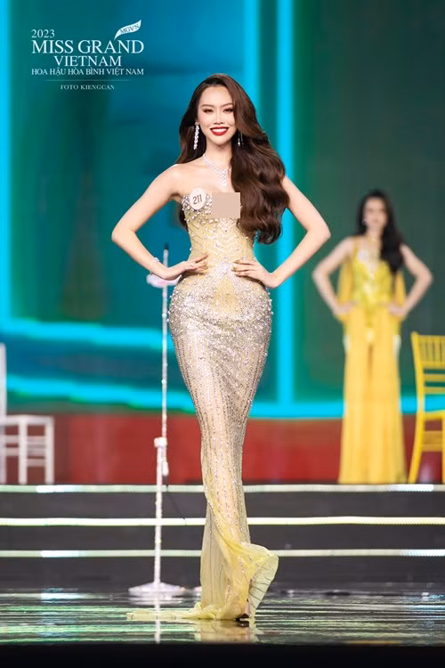 Đặng Hoàng Tâm Như sở hữu vóc dáng cân đối. Cô cao 1m75, có số đo ba vòng 81-63-90 cm. Tâm Như từng lọt top 41 Hoa hậu Hoàn vũ Việt Nam 2022. Trong chung kết Hoa hậu Hòa bình Việt Nam 2023, cô gái Huế này được dự đoán tiến sâu.