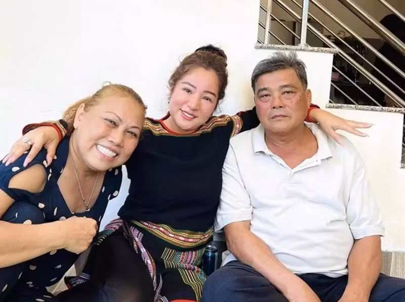 Siu Black quen ông Nguyễn Đức Hùng vào năm 1987. Sau 3 năm tìm hiểu, dù gia đình cấm cản, cặp đôi vẫn quyết định kết hôn. Ảnh: Người Lao Động.