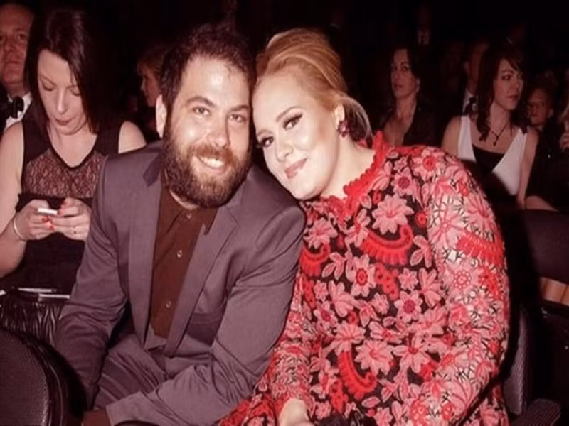 "Họa mi nước Anh" Adele kết hôn với doanh nhân Simon Konecki. Cặp đôi có một cậu con trai chung tên Angelo (sinh năm 2012). Adele nộp đơn ly dị từ 9/2019 nhưng đến đầu năm 2021 cả hai mới hoàn tất thủ tục. Ảnh: Vietnamnet.