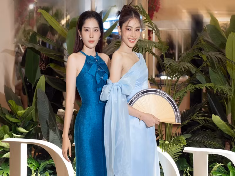 Khi biết Lệ Nam thi nhan sắc, Nam Em (trái) ủng hộ chị gái song sinh của mình.