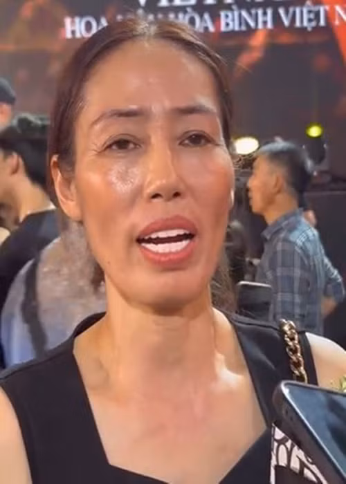 Sau khi Khánh Linh giành danh hiệu á hậu, bà Bùi Thị Ánh chia sẻ trên Tiền Phong, gia đình không hỗ trợ kinh phí nhiều cho con gái đi thi, chỉ động viên Khánh Linh về tinh thần. Ảnh: Tiền Phong.