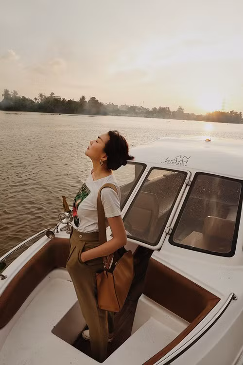 Thanh Hằng từng đi cano đến nhà hàng ven sông dùng bữa tối. “Thói quen mới được thiết lập. Mỗi tuần sẽ đến 1 địa điểm khác lạ và thử 1 món mới”, cô chia sẻ. Ảnh: FBNV.