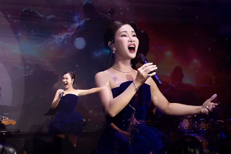 Bước ra khỏi cuộc thi, Uyên Linh có các bản hit như: Chỉ là giấc mơ, Bài hát của em, Cảm ơn tình yêu, Chờ người nơi ấy. Ảnh: FBNV.