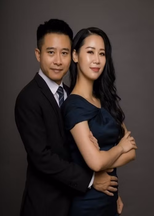 Doanh nhân Việt Thắng chiều chuộng vợ. Anh thường hộ tống Dương Thùy Linh đến các sự kiện. Nam doanh nhân còn luôn tạo điều kiện cho bà xã theo đuổi công việc dẫn chương trình.