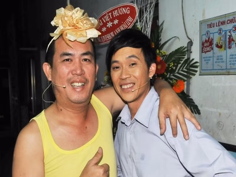 Nam danh hài chia sẻ, hiện tại, anh không tham gia các gameshow. Thay vào đó, anh tập trung cho sân khấu để thỏa đam mê. Hoài Linh cho biết, cát-sê diễn sân khấu không cao nhưng đổi lại là niềm vui. Ảnh: Người Lao Động.
