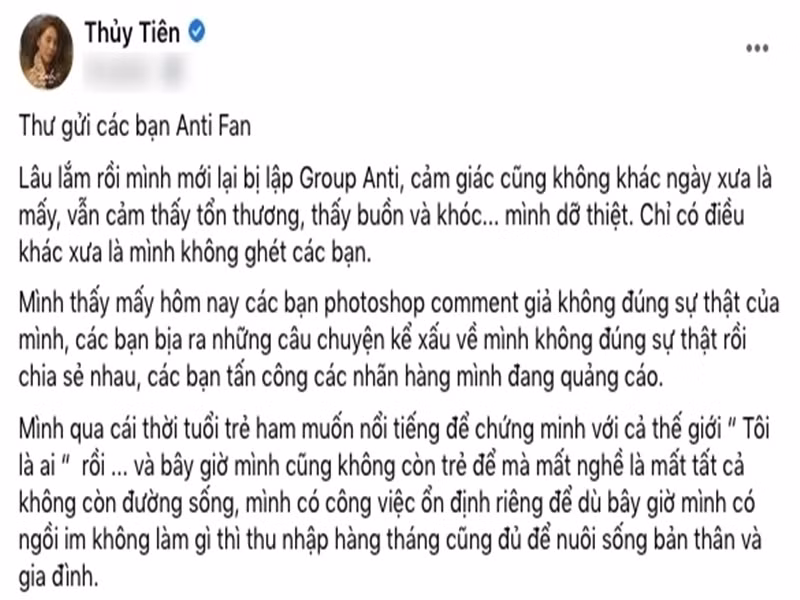 Các cư dân mạng chỉ trích Thủy Tiên lập hẳn một nhóm antifan, hoài nghi các hoạt động từ thiện của nữ ca sĩ. Nhiều antifan còn công kích các nhãn hàng mà Thủy Tiên quảng cáo. Trước sự tấn công của antifan, bà xã Công Vinh cho biết cô buồn, muốn khóc nhưng không ghét họ. Ảnh: Yan.