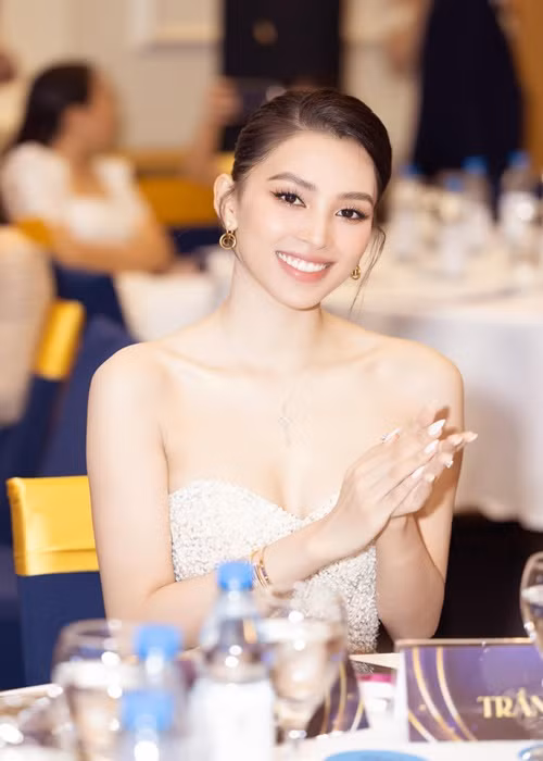 Tháng 5 vừa qua, Tiểu Vy phủ nhận tin đồn hẹn hò với ông Đặng Lê Nguyên Vũ. “Vy xin khẳng định, những hình ảnh mà mọi người đang bàn tán đều là những hình ảnh Vy đang làm việc trong vai trò người mẫu quảng cáo, khách mời quảng bá cho các sự kiện của Tập đoàn Trung Nguyên”, nàng hậu viết trên trang cá nhân. Ảnh: FBNV.