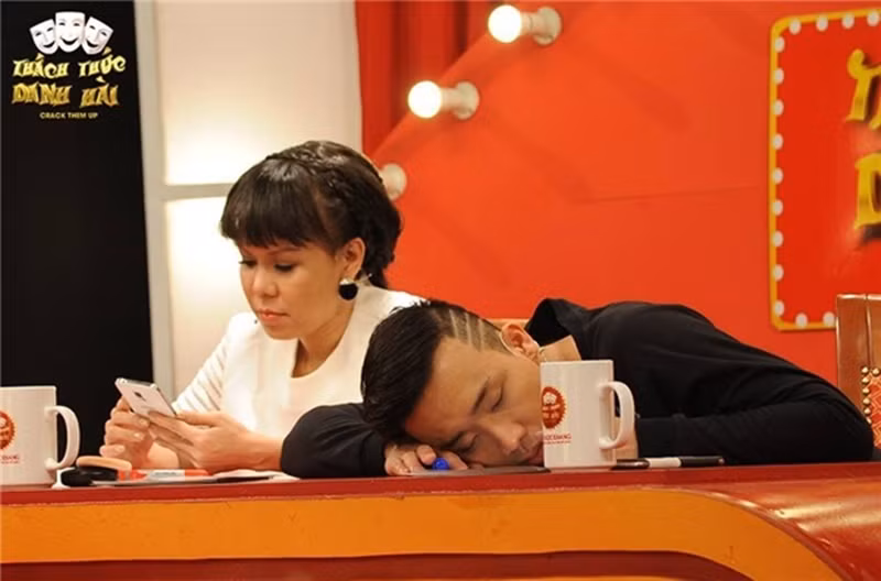 Nam MC ngủ gục trên bàn giám khảo Thách thức danh hài trong khi chờ chương trình tiếp tục ghi hình. Ảnh: Dân Việt.