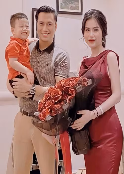 Mới đây, Hương Trần bất ngờ tố chồng cũ không chu cấp cho con trai một năm qua. Phía Việt Anh cho biết, Hương Trần có tình mới nhưng vẫn muốn anh chu cấp tiền thuê nhà. Nam diễn viên không đồng ý nên Hương Trần thay đổi thái độ. Hương Trần và Việt Anh còn mâu thuẫn trong việc chọn trường cho con trai. Vì bị Hương Trần cấm gặp con trai, Việt Anh dừng chu cấp cho con từ tháng 3 và đưa ra điều kiện phải để anh được gặp con. Ảnh: Vietnamnet.