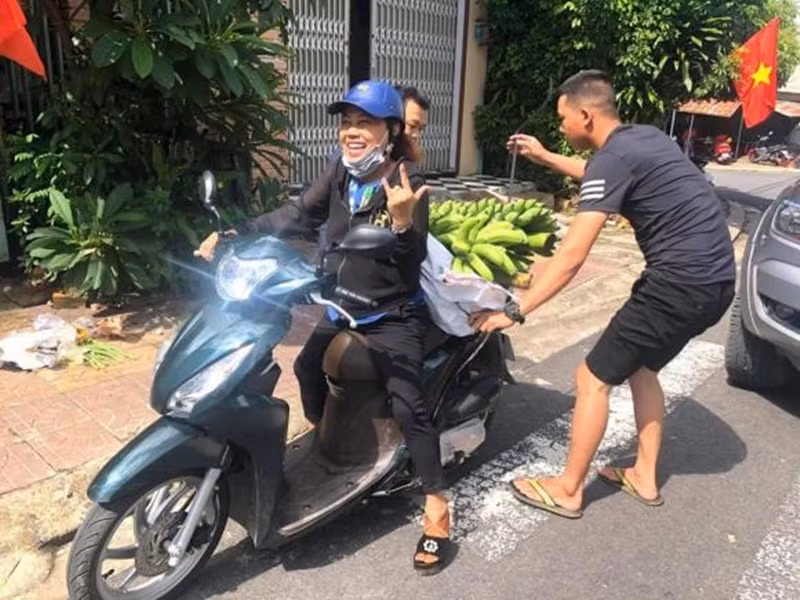 Siu Black tích cực chuẩn bị thực phẩm, vận chuyển đồ để phục vụ công tác từ thiện. Ảnh: Dân Việt.