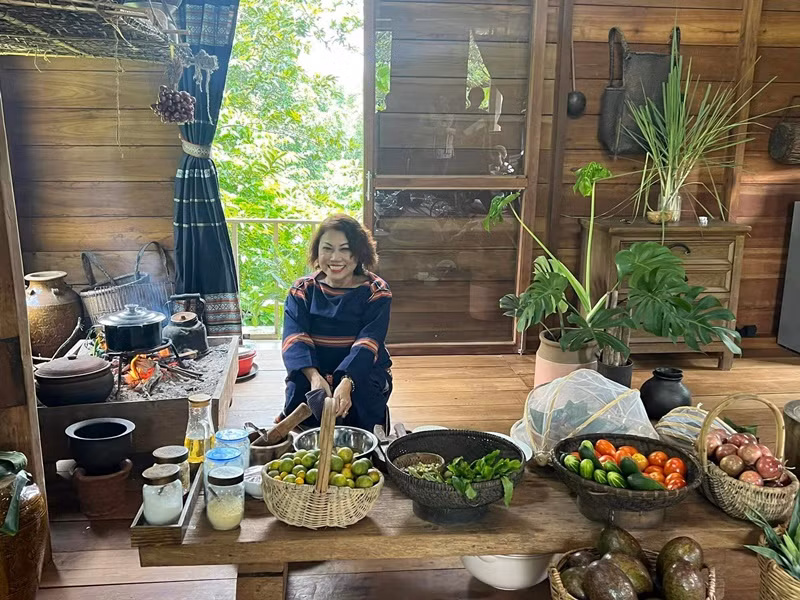 "Dù cho tôi có vấp ngã thì khán giả vẫn ủng hộ tôi, họ luôn nói ‘chị ơi cố lên, giọng hát của chị tuyệt vời’, đó là động lực lớn nhất giúp tôi hát tiếp. Khán giả còn yêu thương mình, tại sao mình không phục vụ", Tiền Phong dẫn lời giọng ca Ly cafe ban mê. Ảnh: FBNV.