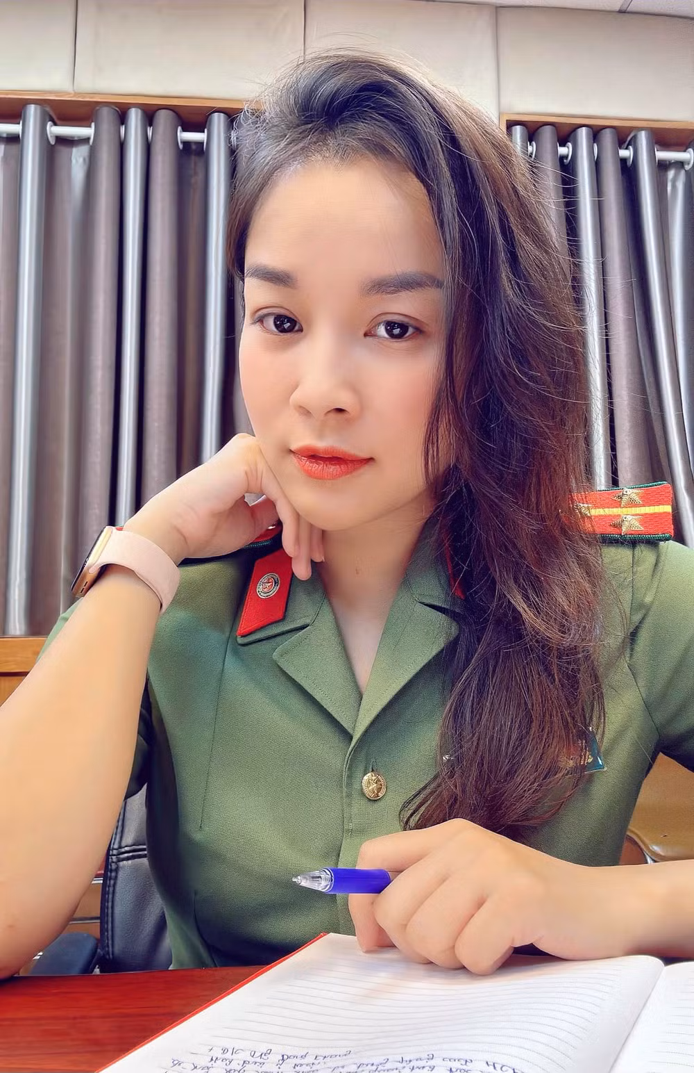 Bước ra từ bộ phim, dù sự nghiệp nghệ thuật khá phát triển, nhưng Minh Hương lại bất ngờ rẽ hướng sang làm việc trong lĩnh vực truyền hình. Hiện tại, cô đang làm MC, BTV của kênh truyền hình ANTV, đồng thời là một Thượng uý Công an.
