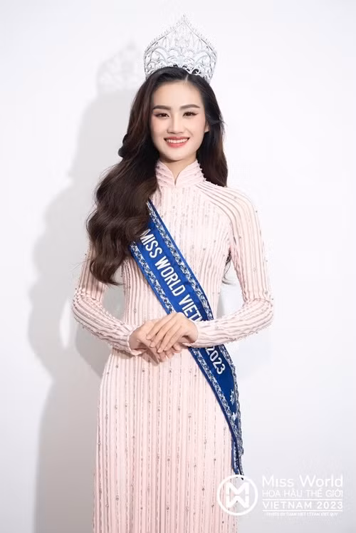 Ý Nhi từng không ngại ngần chia sẻ về câu chuyện người đẹp và đại gia. Nàng hậu cho biết, việc mọi người so sánh kiều nữ và đại gia giống như câu nói "gió tầng nào gặp mây tầng đó". "Hoa hậu là một người có nhan sắc, tôi nghĩ là để hoa hậu chọn được một anh đại gia nào đó thì anh đại gia đó cũng phải là một người rất tinh tế, hữu duyên với nhau chứ không phải theo hướng quá tiêu cực như mọi người thường hay nghĩ", cô chia sẻ. Ảnh: FBNV.