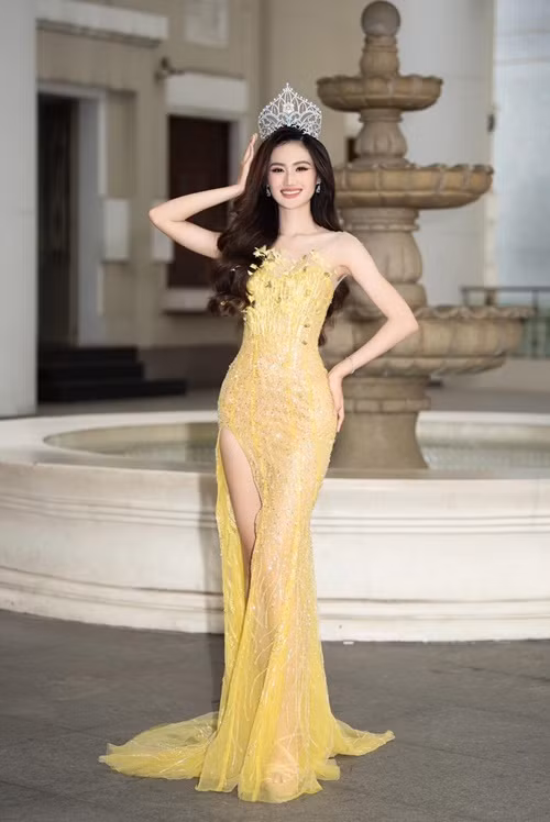 Trong một buổi phỏng vấn, khi được đặt tình huống: “Nếu Nhi bị tước vương miện?, Ý Nhi đưa tay lên đầu, đỡ lấy chiếc vương miện và đáp: “Không, Nhi sẽ giữ vương miện trên đầu”. Ảnh: FBNV.