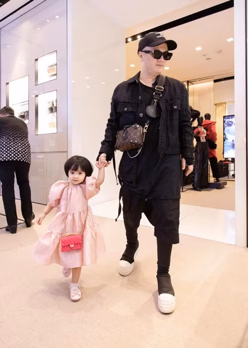 Nam thiết kế từng mua set túi hàng hiệu gần 700 triệu cho con gái MyMy. Ảnh: Bazaarvietnam.