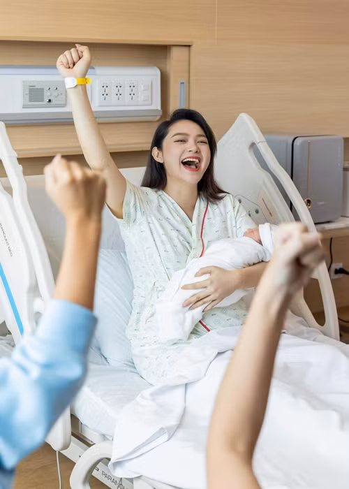 Ngày 23/8, Minh Hằng sinh con trai đầu lòng bằng phương pháp sinh mổ. "Chào mừng bé Mỡ đã đến với mẹ sau 9 tháng đợi chờ ngóng trông", nữ ca sĩ viết trên trang cá nhân. Ảnh: FBNV.