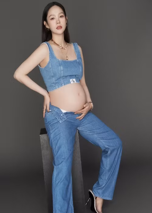 Minh Hằng khoe bụng bầu 9 tháng. Do vóc dáng không thay đổi quá nhiều ngoại trừ bụng nhô cao, nữ ca sĩ tự tin mặc đồ gợi cảm. Ảnh: FBNV.