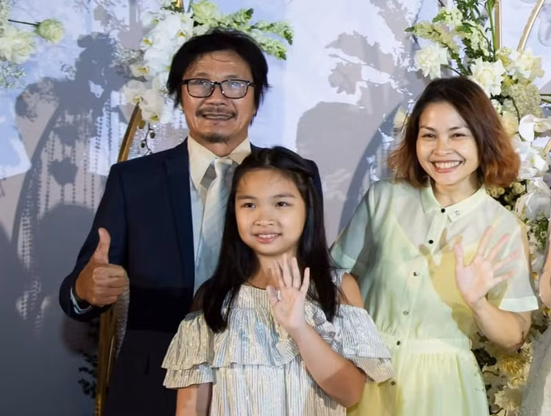 Công Ninh đưa vợ và con gái đi dự một tiệc cưới. Ảnh: FBNV.