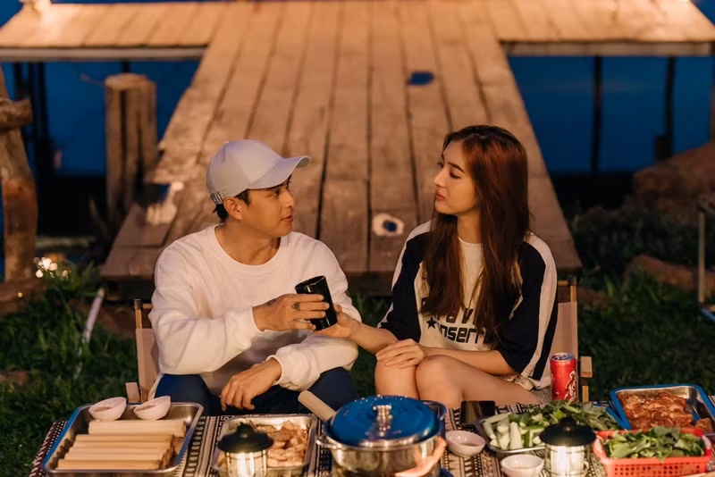 Khi Hồ Quang Hiếu chạy show, Tuệ Như đồng hành với vai trò quản lý. Ảnh: FBNV.