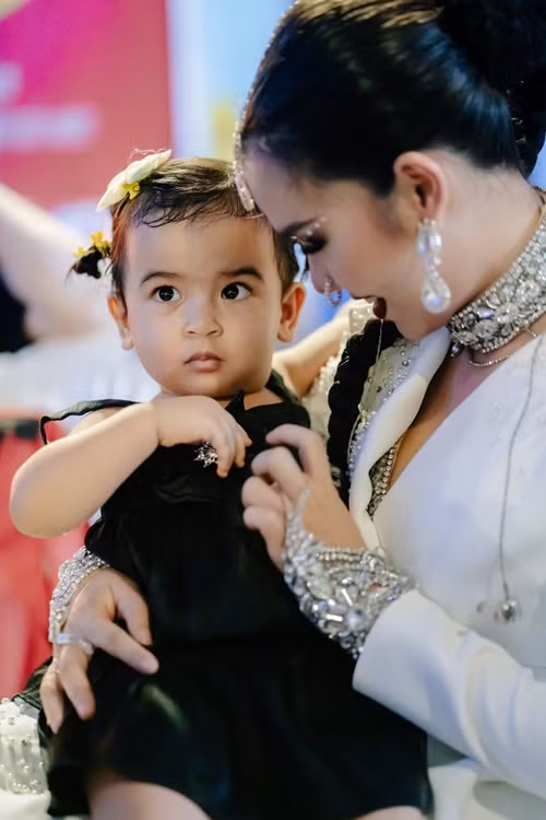 Võ Hạ Trâm đưa con gái theo khi chạy show.