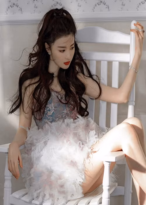 "Tiểu Lưu Diệc Phi" đóng các phim: Nghe nói em thích tôi, Khói lửa nhân gian của tôi, Tướng quân ở trên ta ở dưới, Thanh bình nhạc. Ảnh: Người Đưa Tin.