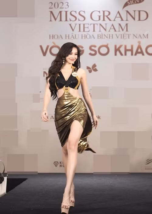 Cô cao 1m73 và có số đo ba vòng 82-63-94 cm.