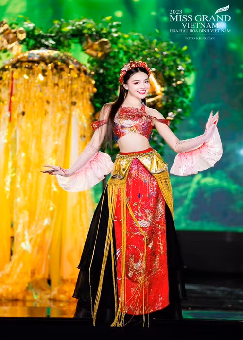 Thùy Vi cho biết, tác giả của Thị ơi, mở ra muốn thể hiện hai nhân vật trong truyện cổ tích Tấm Cám, chứ không phải Thùy Vi biến từ bà lão thành cô Tấm.