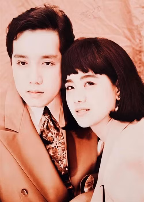 Theo Dân Trí, khi quyết định đi đến hôn nhân với bà Lệ Hoa, Elvis Phương 37 tuổi, từng trải qua 2 đời vợ và có con riêng. Ảnh: Vietnamnet.