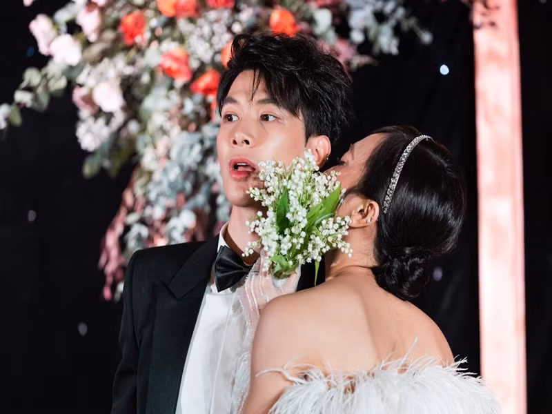 Trong cuộc phỏng vấn với Dân Trí, Anh Tú chia sẻ về cách quản lý tiền bạc, chi tiêu trong gia đình: "Thù lao đi làm được bao nhiêu, chúng tôi vẫn kể với nhau. Nhưng vợ chồng tôi quan niệm tiền ai người đó quản. Chúng tôi không yêu cầu người này đi làm phải đưa lương cho người kia giữ. Tôi nghĩ trong túi không có đồng nào cũng không hay. Mỗi người cũng cần có khoản riêng bởi hai bên phải lo cho bố mẹ nữa". Ảnh: FBNV.