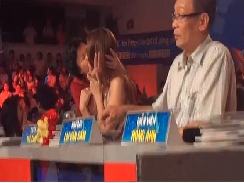 Không chỉ Hồ Văn Cường bị fan cưỡng hôn, nhiều sao Việt cũng rơi vào trường hợp tương tự. Khi làm giám khảo chương trình SV 2012, Mỹ Tâm bị một fan lớn tuổi hôn lén. Ảnh: Pháp Luật Xã Hội.