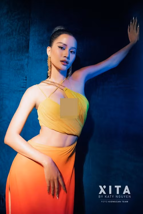 Hương Ly sở hữu thân hình thon gọn, gợi cảm. Cô cao 1m77, có số đo ba vòng 83-60-95 cm.