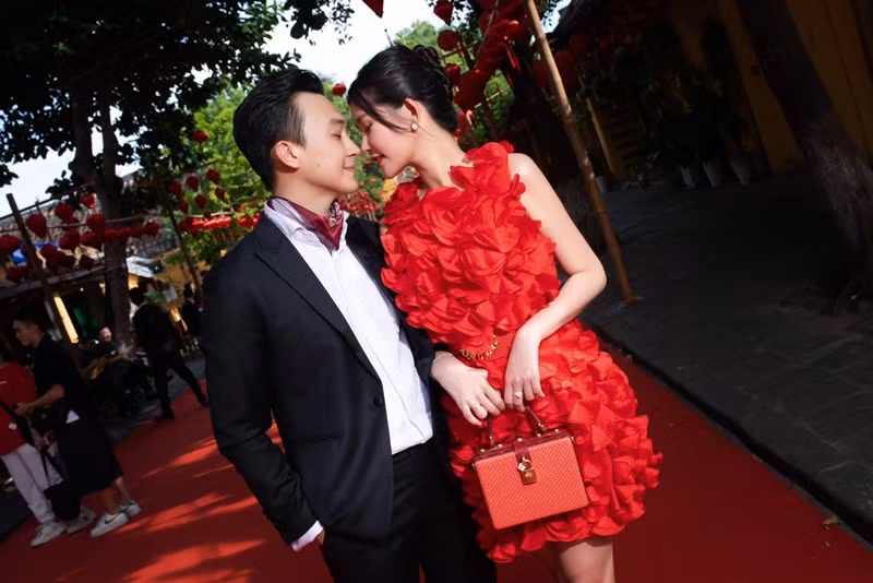 Ngân Anh chia sẻ ông xã là người khá nghiêm khắc nhưng rất tinh tế trong đời sống vợ chồng. Tô Ny cho biết, vợ dễ nặng lòng vì những bình luận không hay trên mạng xã hội. Điều này khiến Tô Ny buồn vì không thể giúp vợ giải quyết. Ảnh: FBNV.