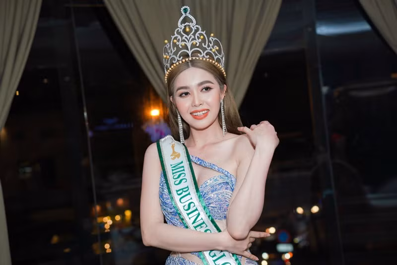 Nguyễn Thị Thảo cho rằng cả bốn lý do từ phía BTC đưa ra đều không thuyết phục. Cô chia sẻ, kể từ khi đăng quang, BTC chỉ hỗ trợ công việc một vài lần, còn lại do cô cùng ê-kíp tự bỏ tiền, công sức để tìm kiếm cơ hội và đầu tư hình ảnh mỗi lần xuất hiện. Nguyễn Thị Thảo còn muốn BTC làm rõ về chiếc vương miện hoa hậu từng được giới thiệu có giá trị 3 tỷ đồng. Tuy nhiên, khi cô mang vương miện đi kiểm định, vương miện lại được đánh giá là hàng giả. Ảnh: Vietnamnet.