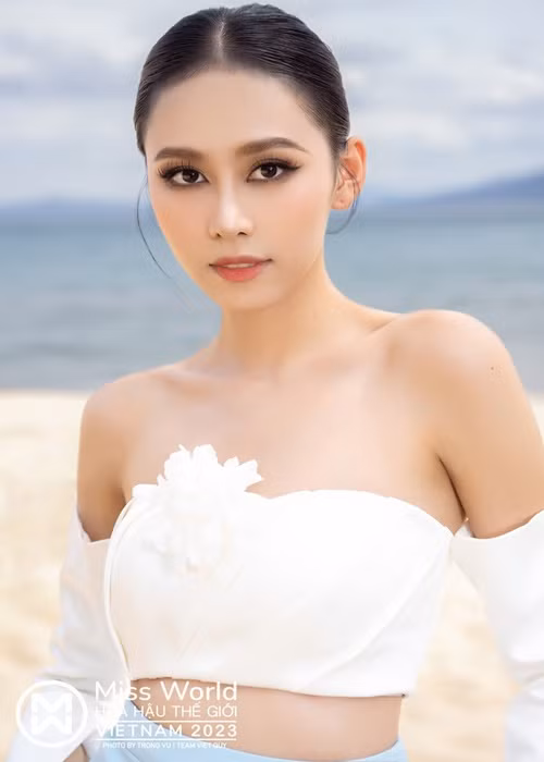 Người đẹp cho biết: “Trên chặng đường phía trước, sự yêu thương và ủng hộ từ tất cả mọi người sẽ là động lực, sức mạnh to lớn để Hằng có thể vươn xa hơn, chạm đích đến cuối cùng”.