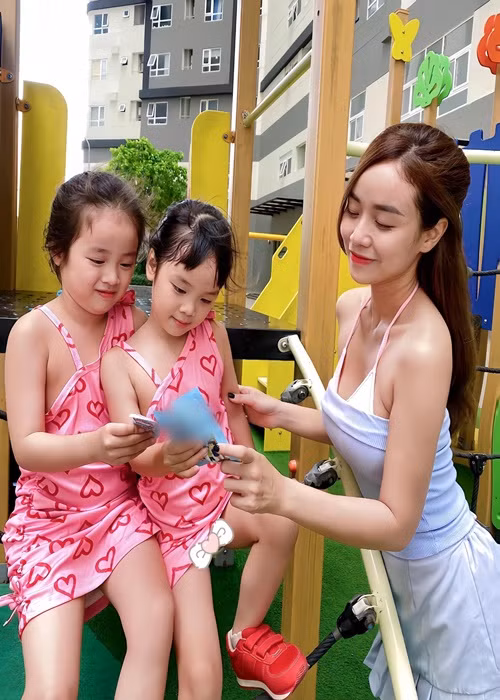 Vợ cũ và hai con gái Hoài Lâm hiện tại có cuộc sống bình yên.