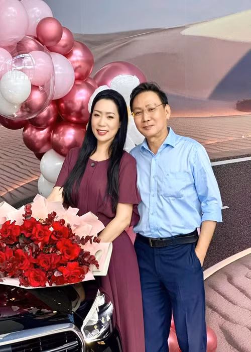 Xe 5,7 tỷ và loạt quà “khủng” chồng đại gia tặng Trịnh Kim Chi Xe 5,7 ty va loat qua “khung” chong dai gia tang Trinh Kim Chi