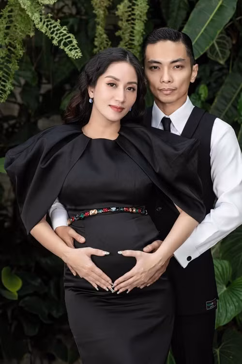 Vì Phan Hiển đang tập huấn ở châu Âu trong 1 tháng, Khánh Thi một mình lo mọi việc từ đội tuyển, trung tâm, viện nghệ thuật đến con cái. Ảnh: FBNV.
