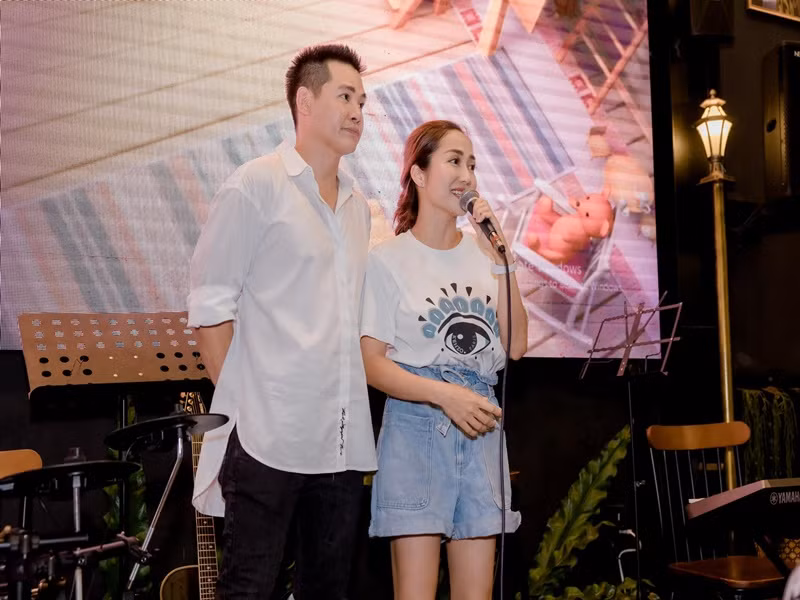 Ốc Thanh Vân chia sẻ: "Ngày sinh nhật con 1 tuổi, ba Huy hát bài Con gái nhỏ của ba, tối qua, con tròn 10 tuổi, ba vẫn hát bài hát đó. Con vẫn là con gái nhỏ và chặng đường phía trước còn rất dài. Hai cha con cố gắng nhé! Cuộc đời là những bất ngờ và đôi khi, có những sự phải xảy ra như thể đã sắp đặt".