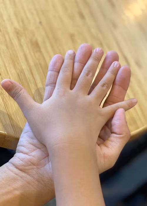 Gần đây, Phùng Ngọc Huy về Việt Nam thăm con gái và gia đình. Ngay khi gặp con, nam ca sĩ đăng tải hình ảnh cầm tay con gái nhỏ.