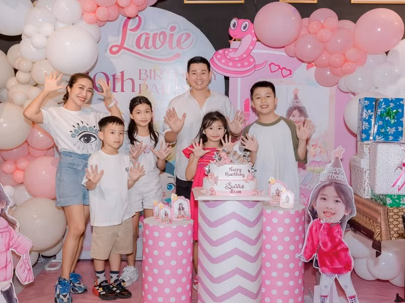 Con gái Mai Phương diện váy hồng, đón tuổi mới bên bố - ca sĩ Phùng Ngọc Huy và gia đình Ốc Thanh Vân.
