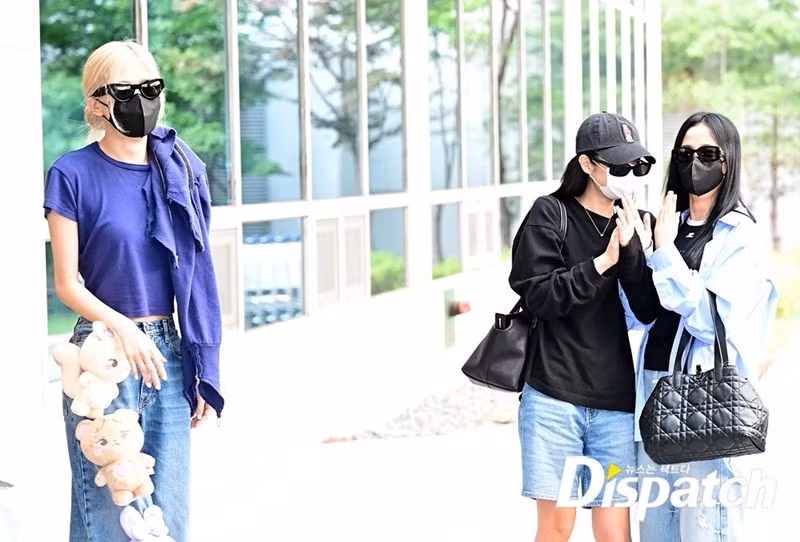 Ngay trong tối ngày 30/7, 4 cô gái nhóm BlackPink rời Việt Nam. Jisoo, Jennie và Rosé về Hàn Quốc còn Lisa có lịch trình riêng. Ảnh: Dispatch.